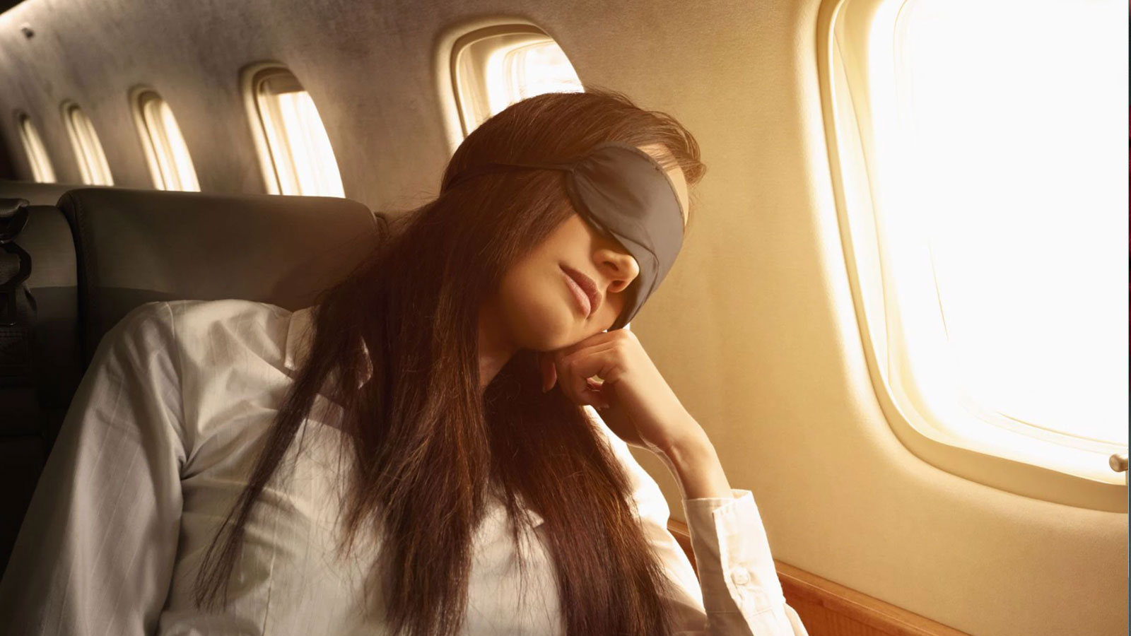 5 cách ngủ ngon khi bay đường dài