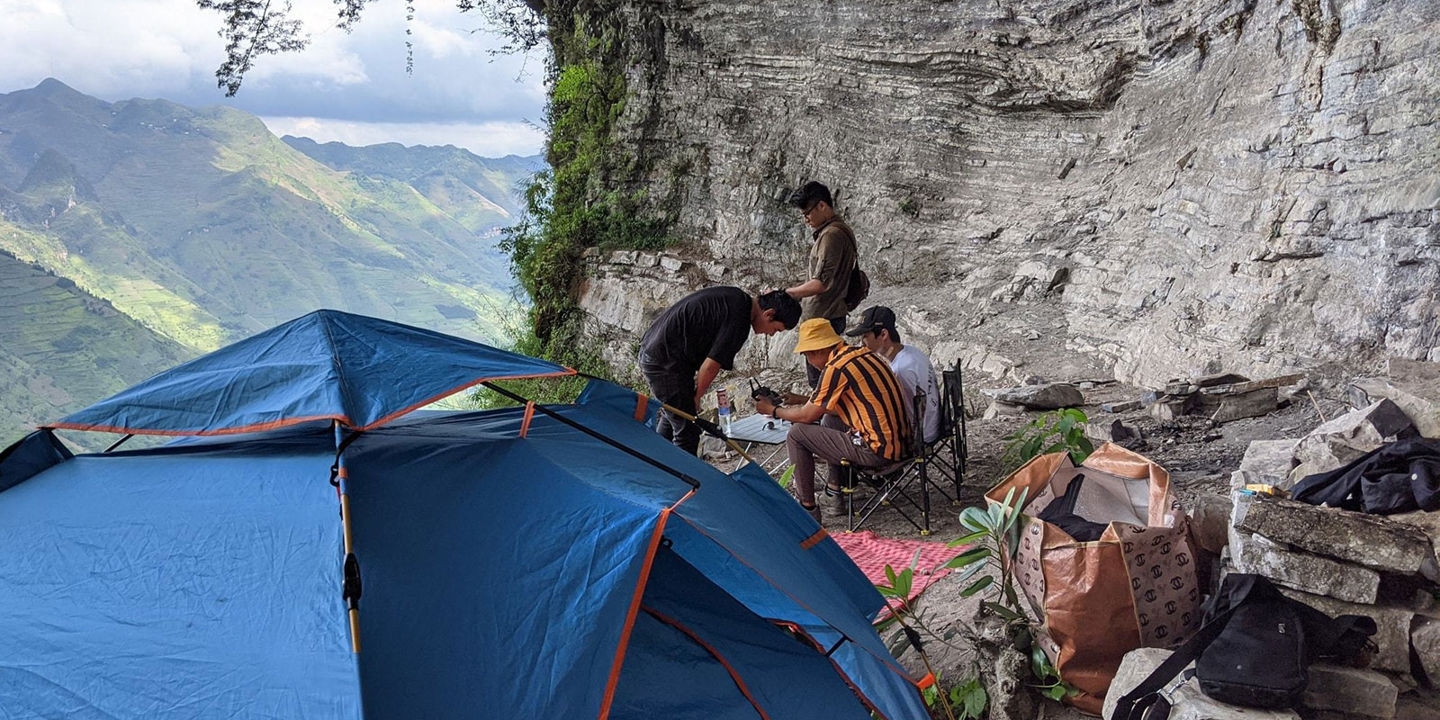 Cắm trại trên vách đá - xu hướng du lịch mới