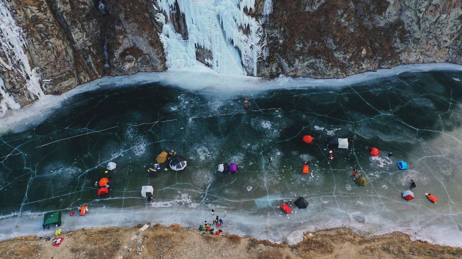 Du khách Việt cắm trại trên sông đóng băng