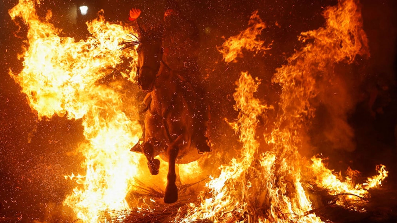 Lễ hội cưỡi ngựa lao vào biển lửa