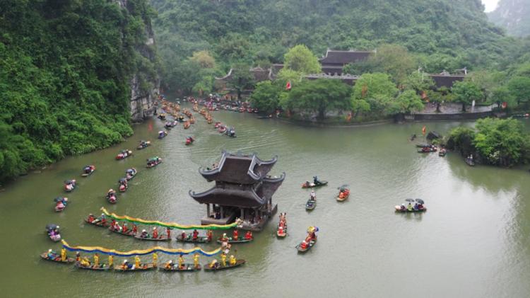 Hàng nghìn người dự khai hội Tràng An