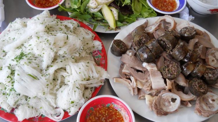 Quán bánh hỏi mỗi sáng bán hơn trăm suất mỗi sáng giữa lòng Bình Định