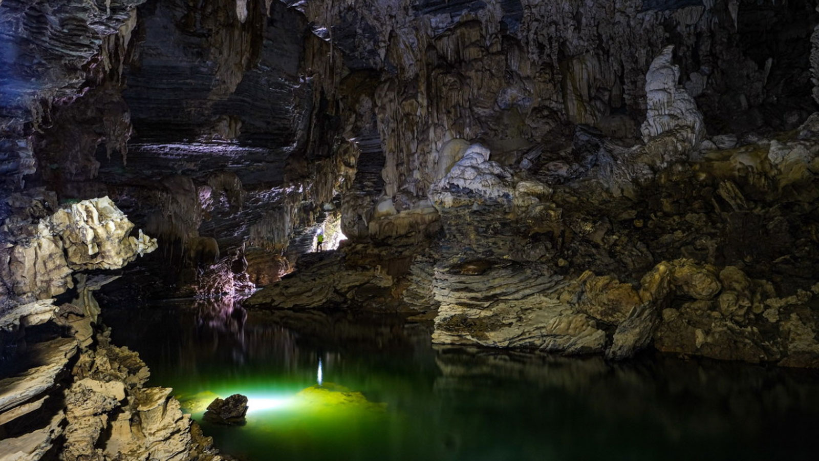 Vẻ đẹp bên trong các hang động Tú Làn