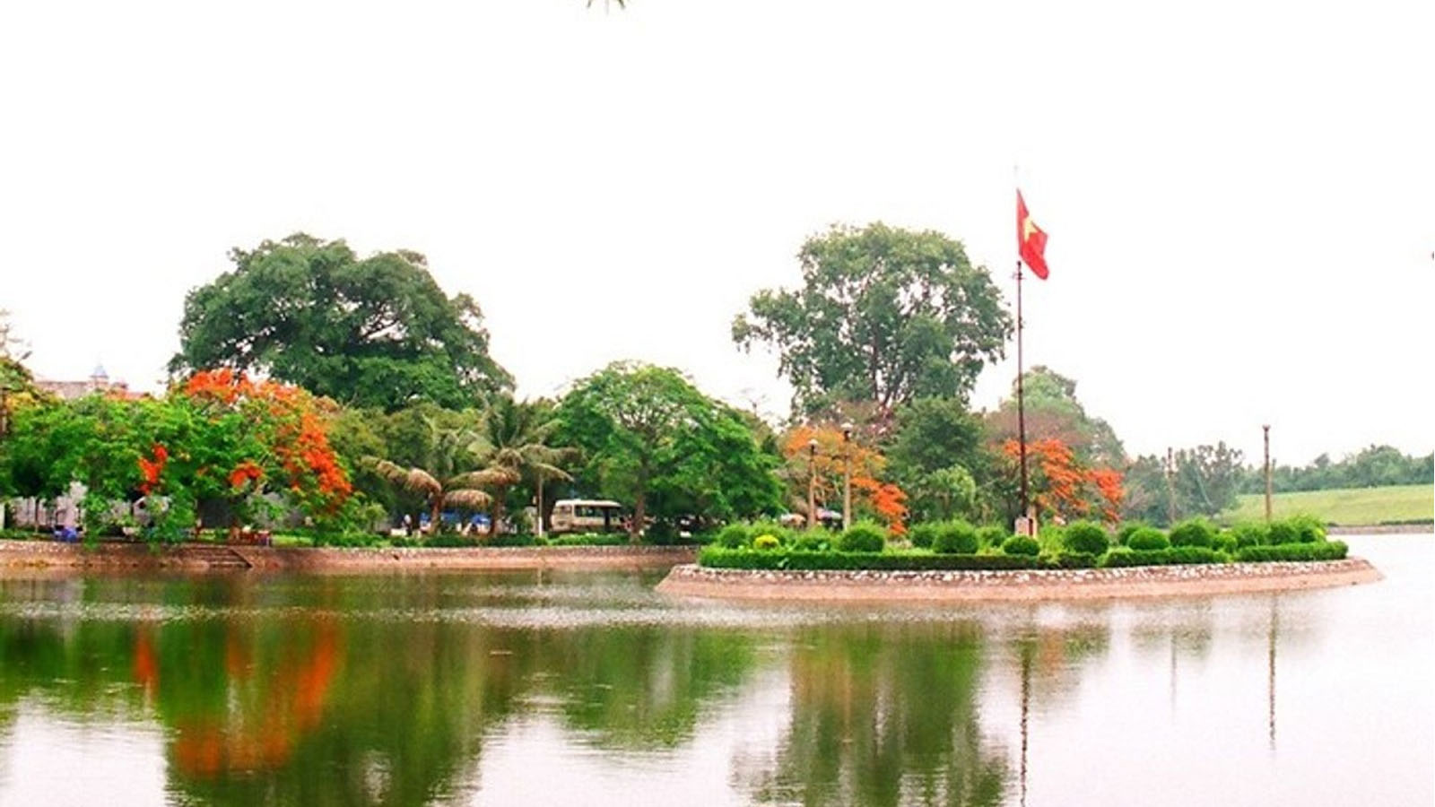 Hồ Bán Nguyệt, Hưng Yên – Vietgoing