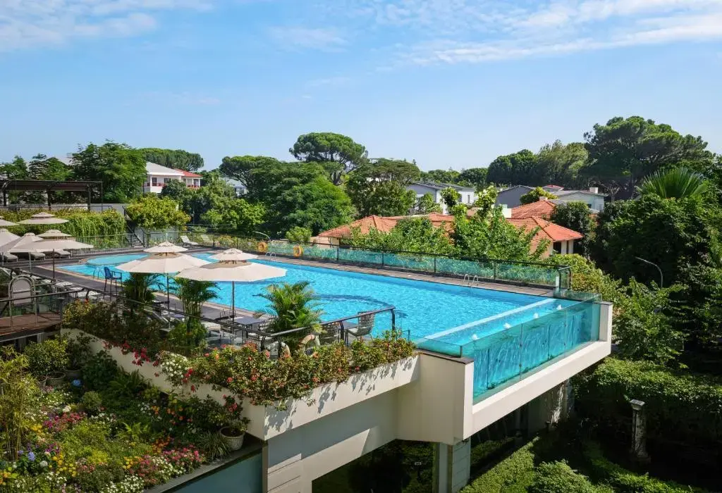 Khách sạn Elegant Suites Westlake Hanoi Hà Nội