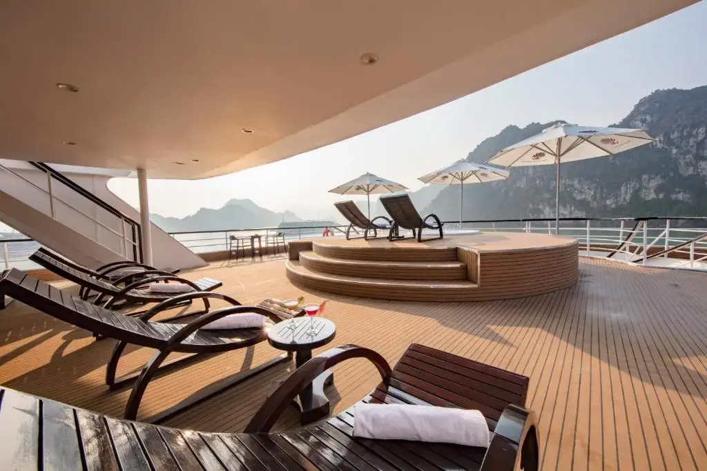 Du thuyền Scarlet Pearl Cruises Hạ Long