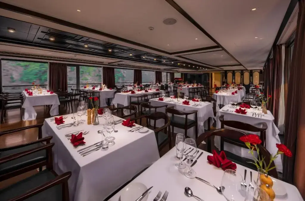 Du thuyền Scarlet Pearl Cruises Hạ Long