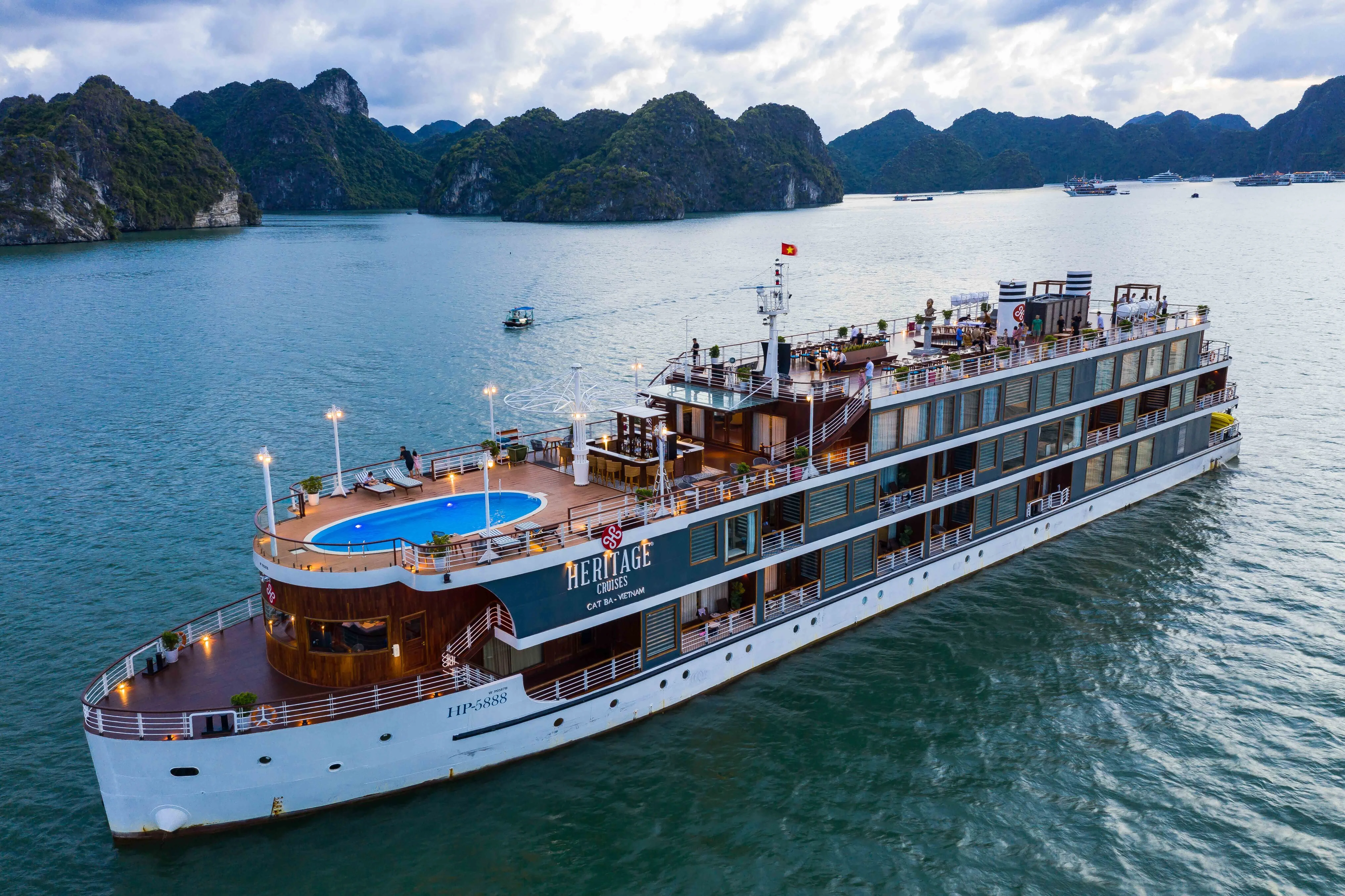 Du thuyền Heritage Bình Chuẩn Cát Bà - Hạ Long