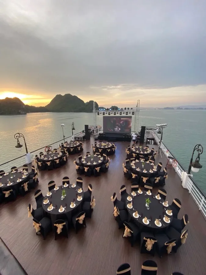 Du thuyền Ambassador Cruise Hạ Long