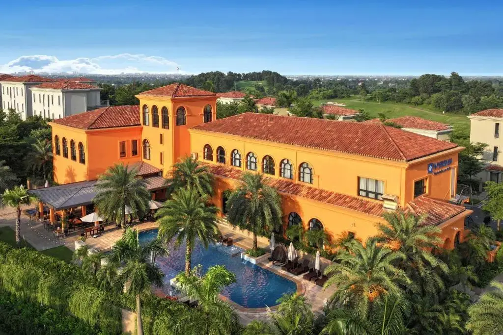 Khách sạn Wyndham Sky Lake Resort & Villas Hà Nội