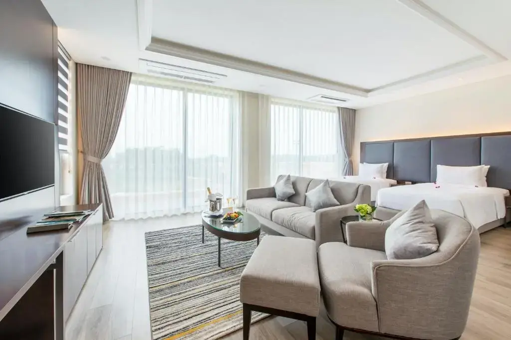 Khách sạn Wyndham Sky Lake Resort & Villas Hà Nội