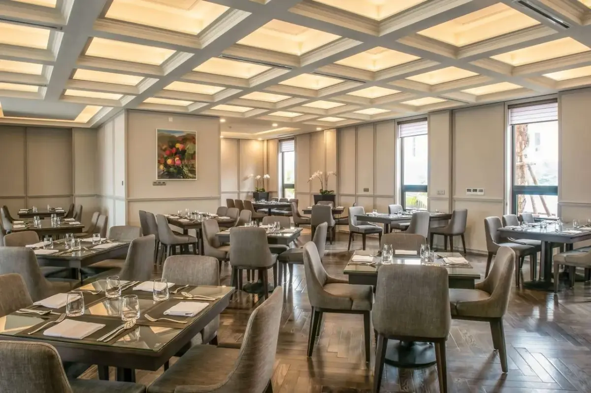 Khách sạn Wyndham Sky Lake Resort & Villas Hà Nội