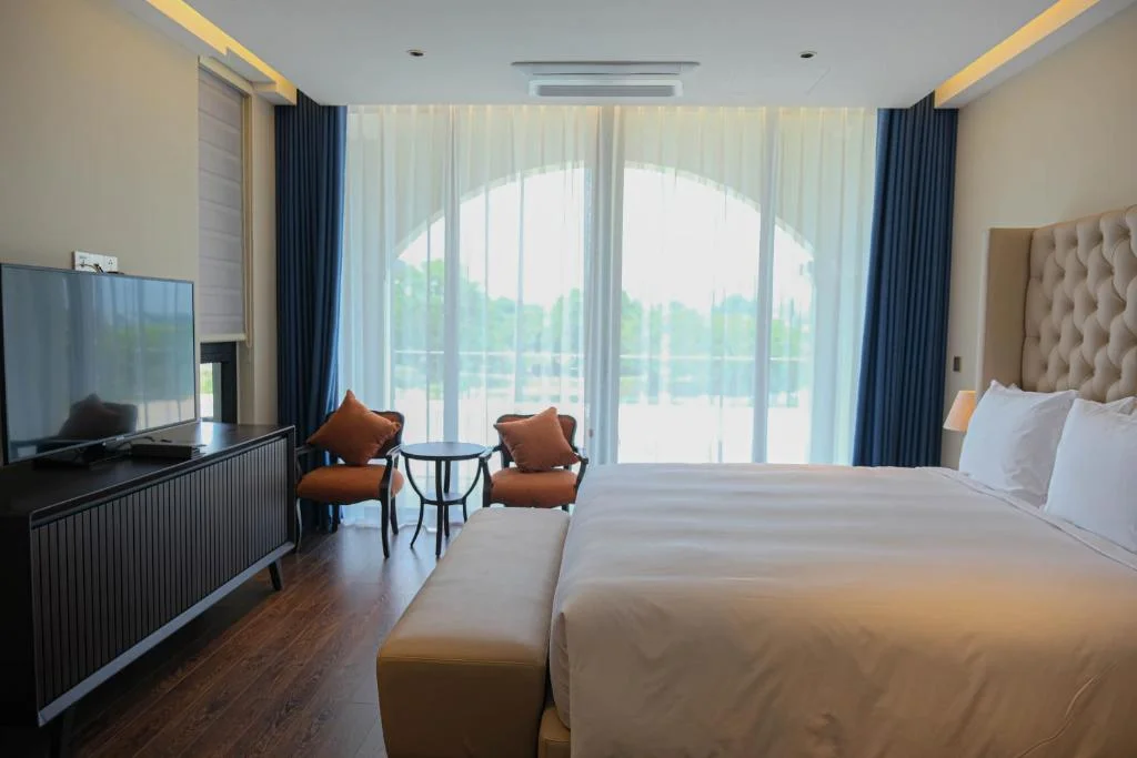 Khách sạn Wyndham Sky Lake Resort & Villas Hà Nội