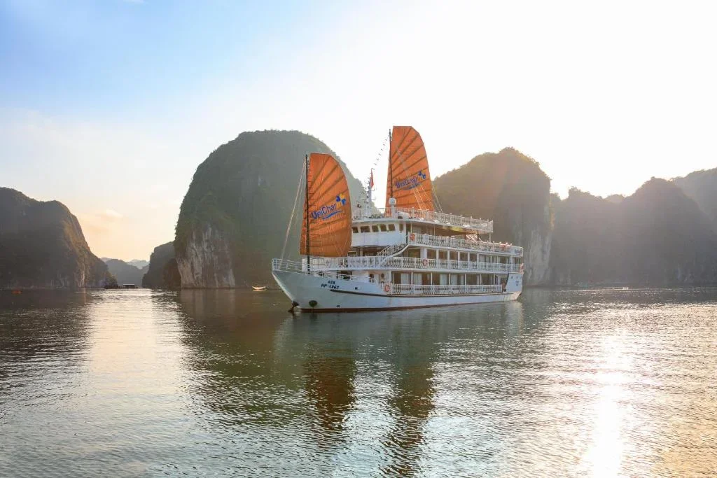 Du thuyền UniCharm Cruise Hạ Long- Lan Hạ Bay