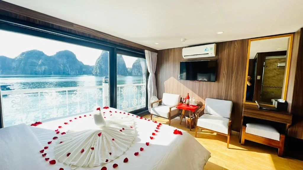Du thuyền UniCharm Cruise Hạ Long- Lan Hạ Bay