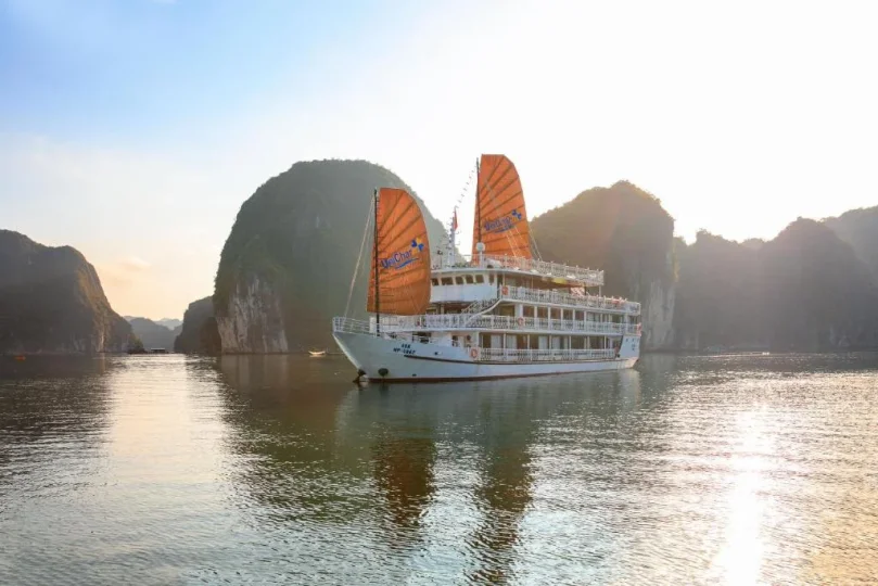 UniCharm Cruise Hạ Long- Lan Hạ Bay