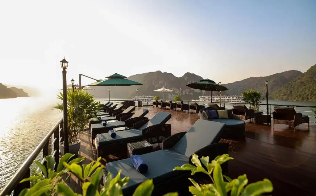 Du thuyền Rosy Cruise Hạ Long