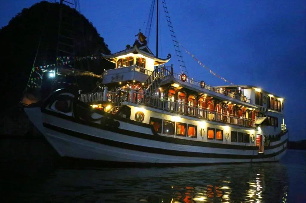 Du thuyền Royal Palace Cruise Hạ Long