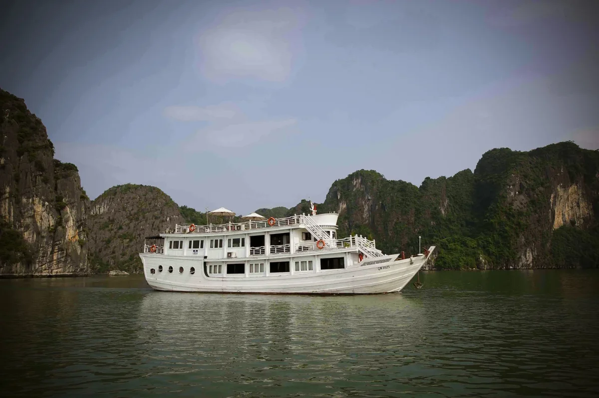 Du thuyền Bhaya Legend Hạ Long