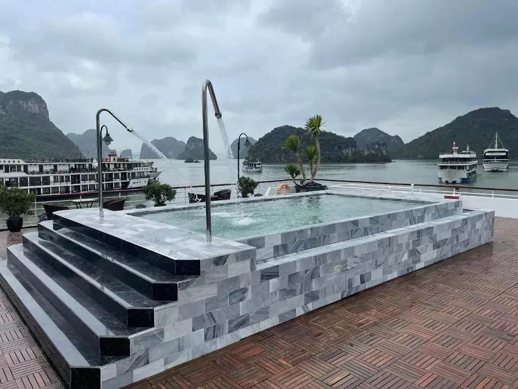 Du thuyền Erina Cruise Hạ Long