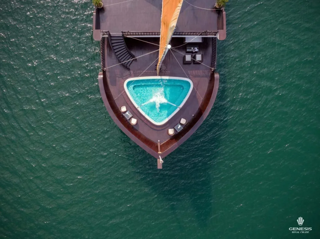 Du thuyền Genesis Regal Cruise Hạ Long