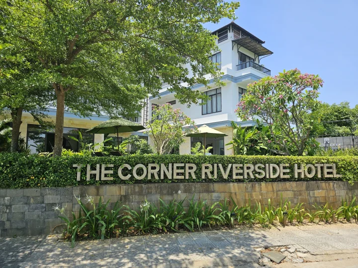 The Corner Riverside Hotel