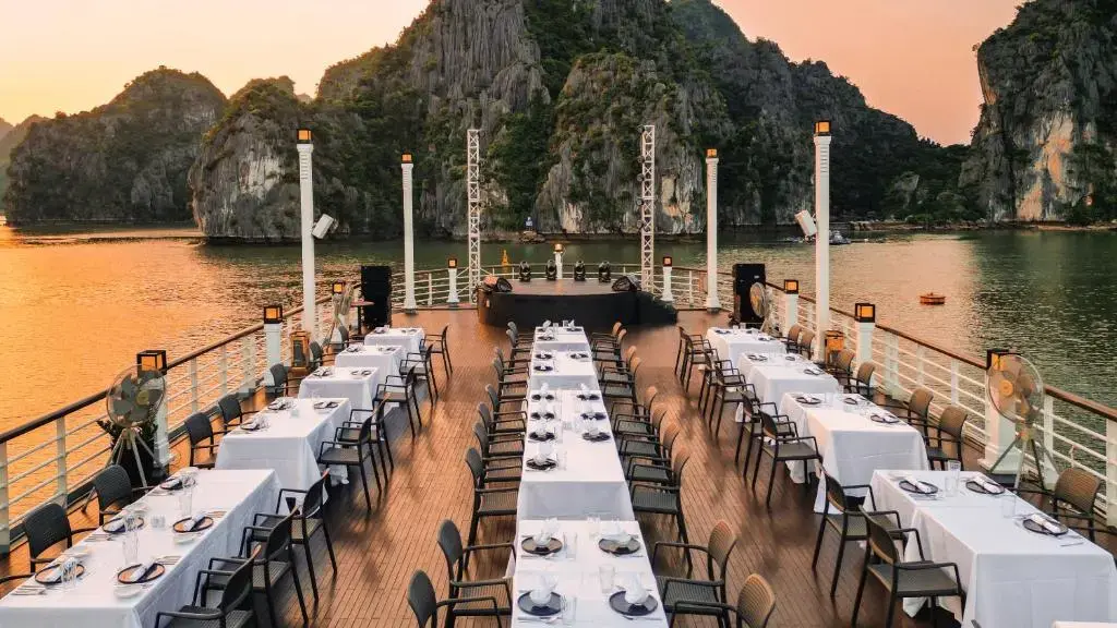 Du thuyền Ambassador Signature Cruise Hạ Long