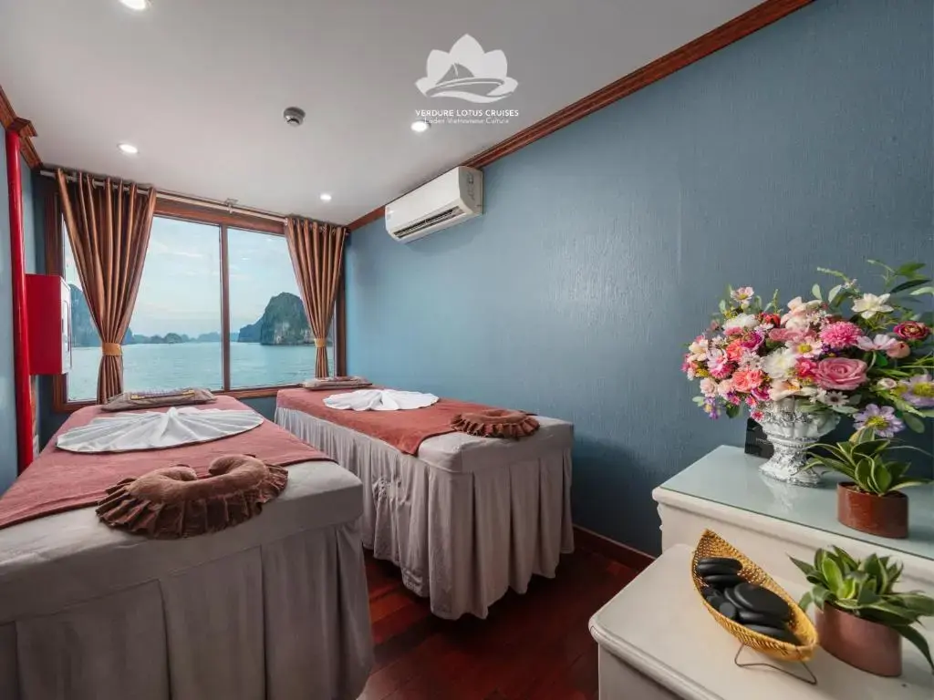Du thuyền Verdure Lotus Grandeur Cruise Hạ Long