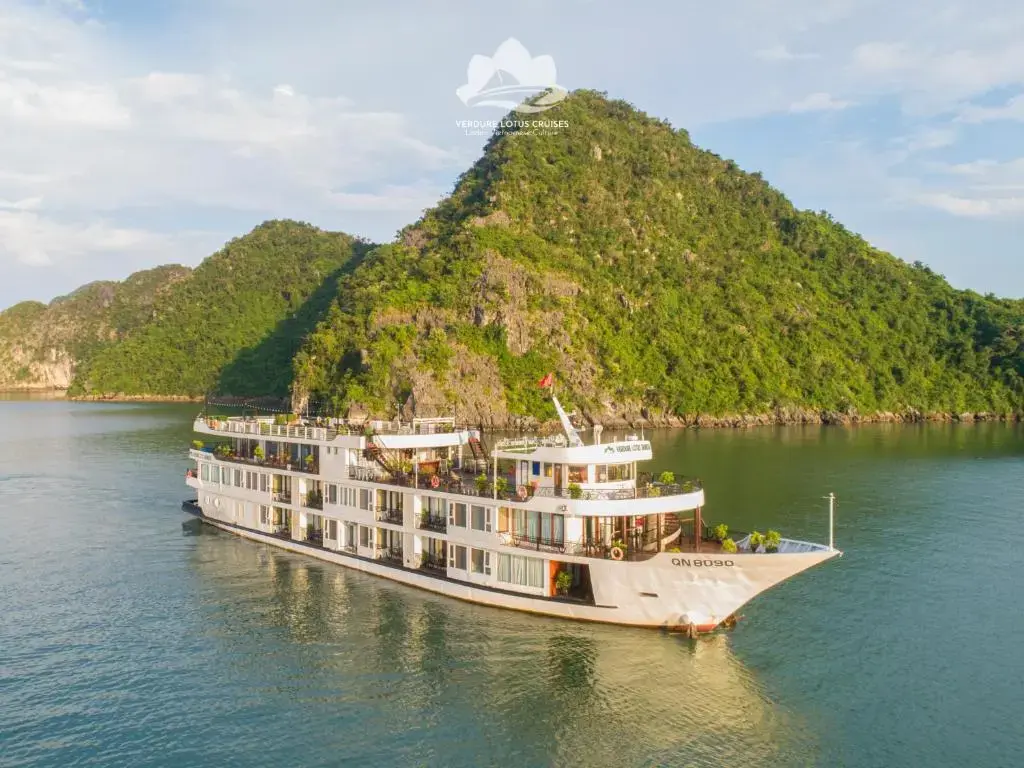 Du thuyền Verdure Lotus Grandeur Cruise Hạ Long