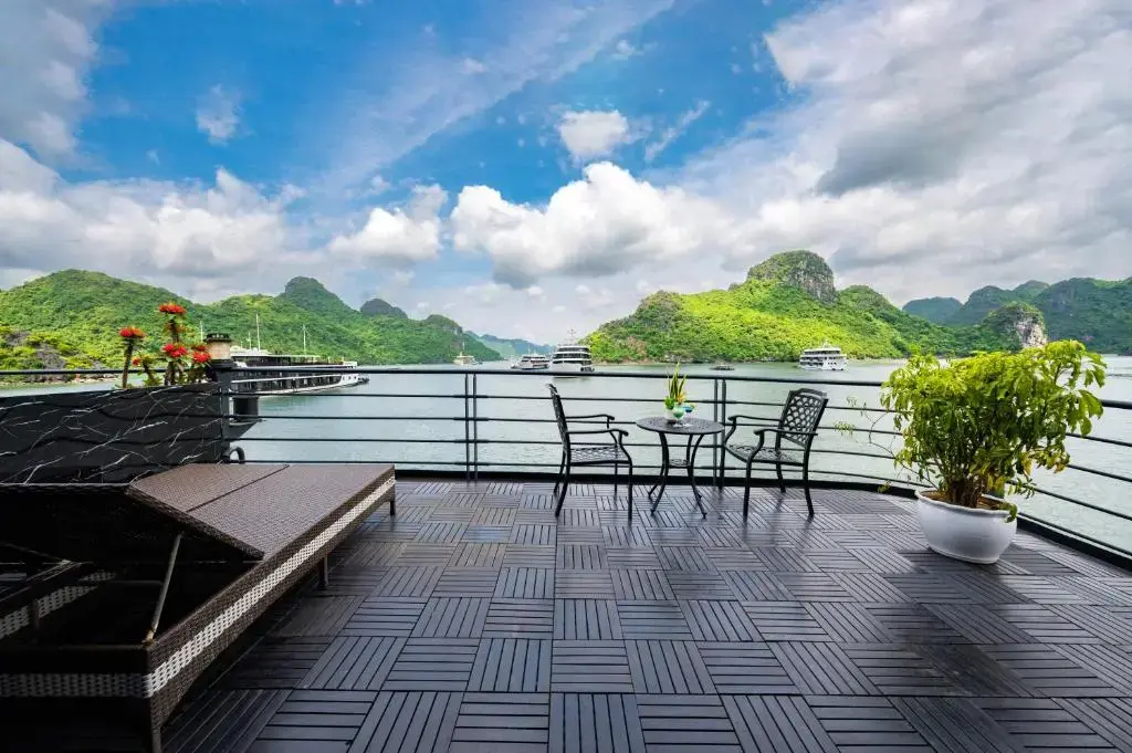 Du thuyền Venus Hạ Long Cruises