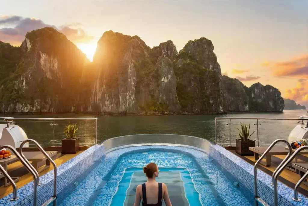 Du thuyền Luna Hạ Long Cruise