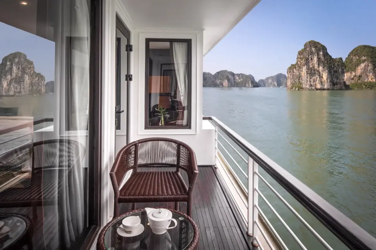 Du thuyền Ambassador Cruise 1 Hạ Long