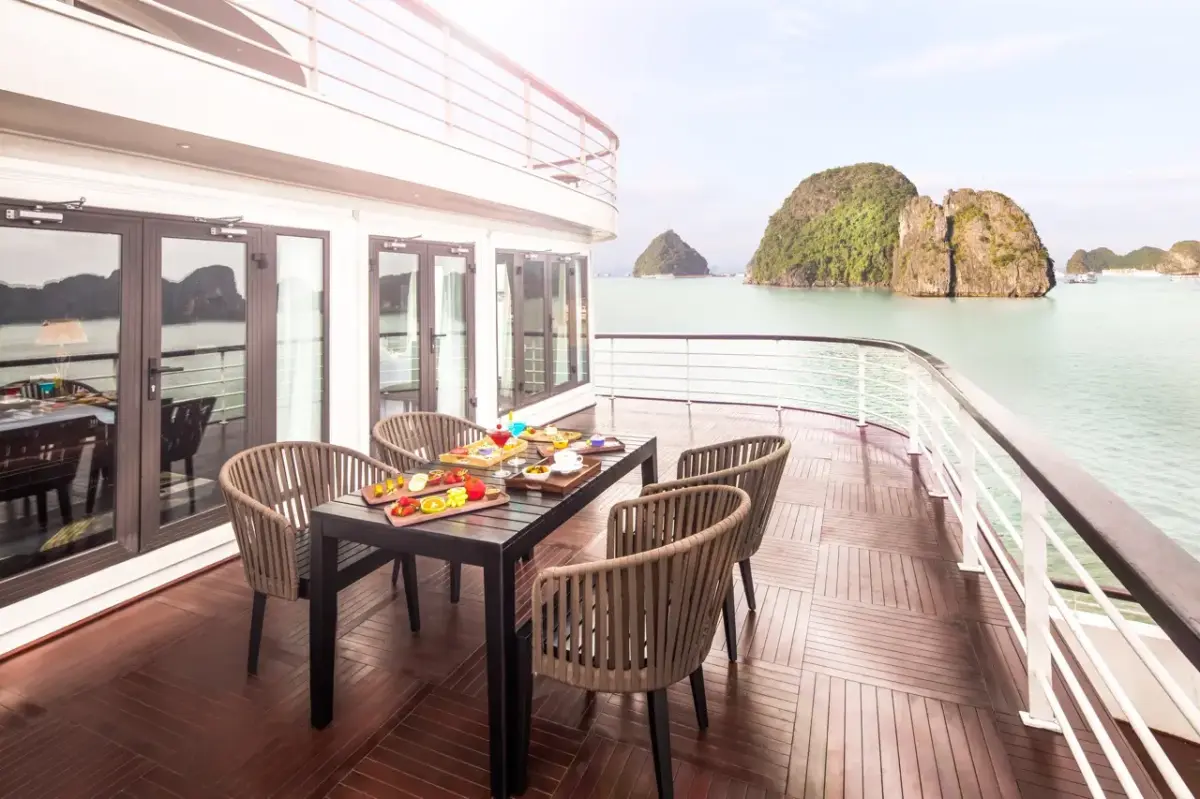Du thuyền Ambassador Cruise 1 Hạ Long