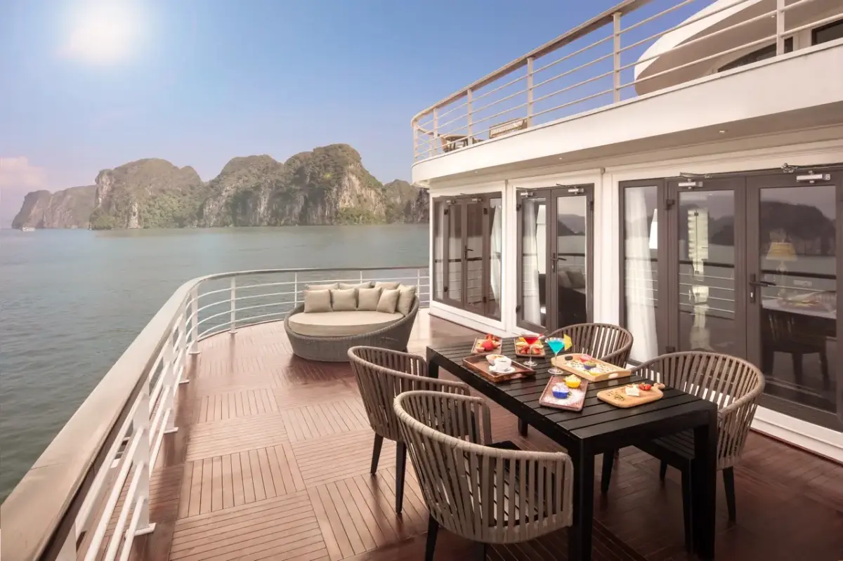 Du thuyền Ambassador Cruise 1 Hạ Long