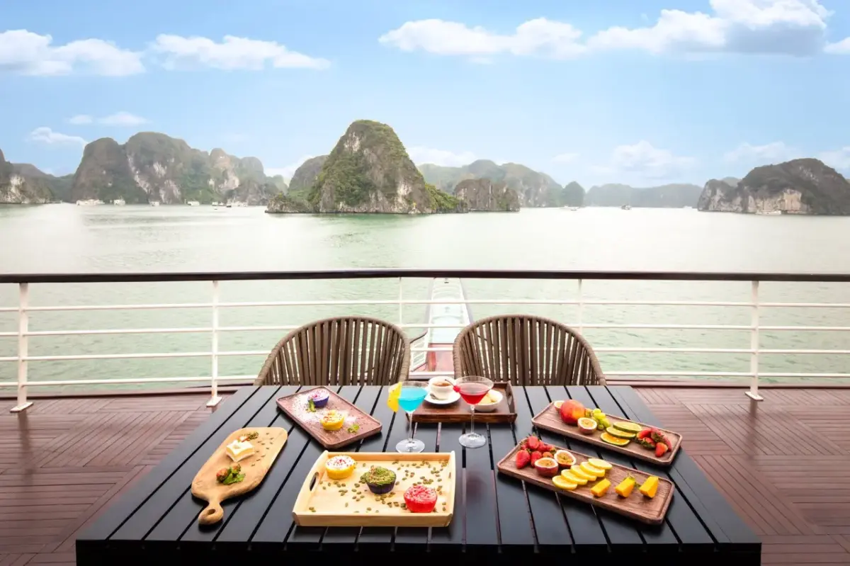 Du thuyền Ambassador Cruise 1 Hạ Long