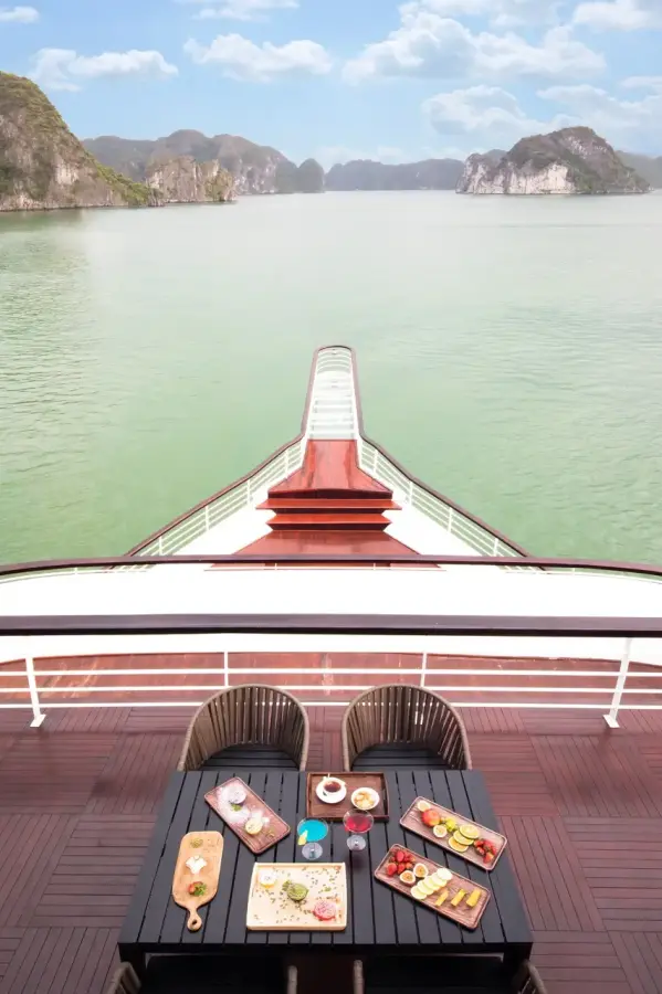Du thuyền Ambassador Cruise 1 Hạ Long