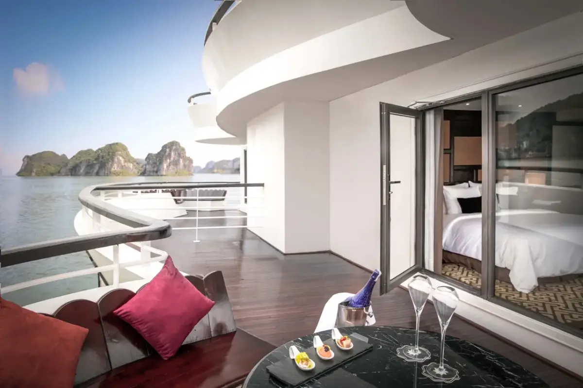 Du thuyền Ambassador Cruise 1 Hạ Long
