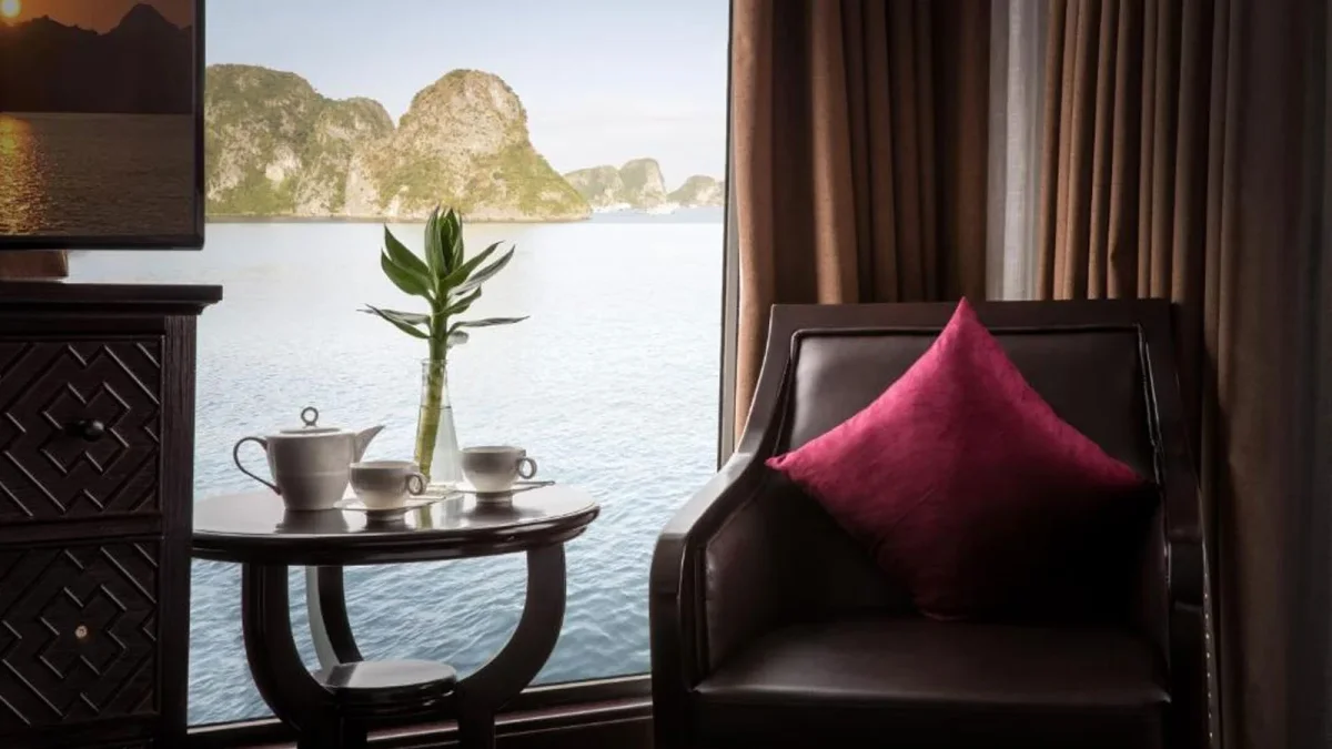 Du thuyền Ambassador Cruise 1 Hạ Long