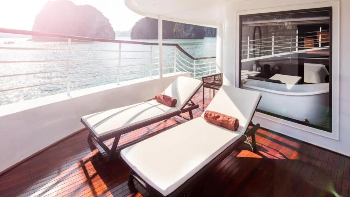 Du thuyền Ambassador Cruise 1 Hạ Long