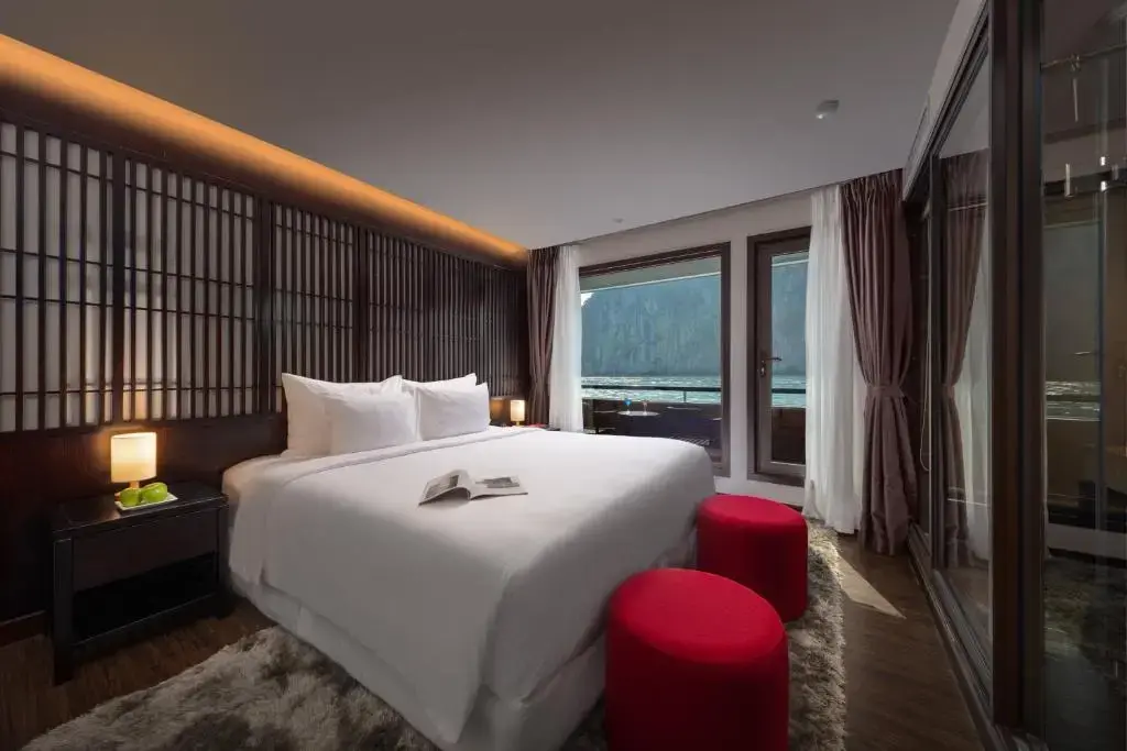 Du thuyền Scarlet Pearl Cruises Hạ Long