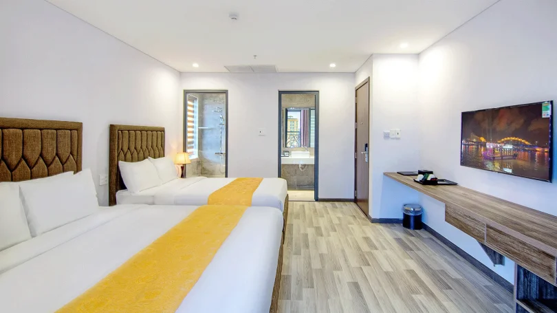 Khách sạn Sea Light Hotel Đà Nẵng - Deluxe Balcony City View Triple