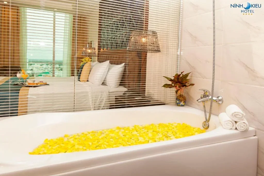 Khách sạn Ninh Kiều Riverside Hotel Cần Thơ