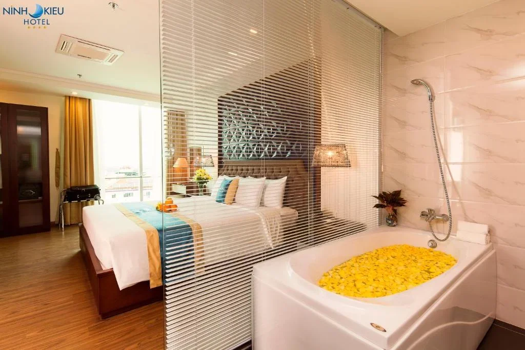 Khách sạn Ninh Kiều Riverside Hotel Cần Thơ