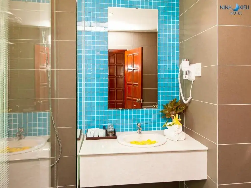 Khách sạn Ninh Kiều Riverside Hotel Cần Thơ