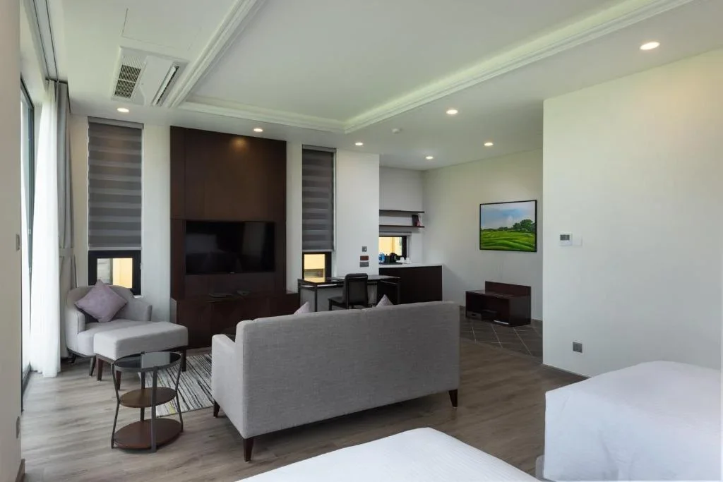 Khách sạn Wyndham Sky Lake Resort & Villas Hà Nội
