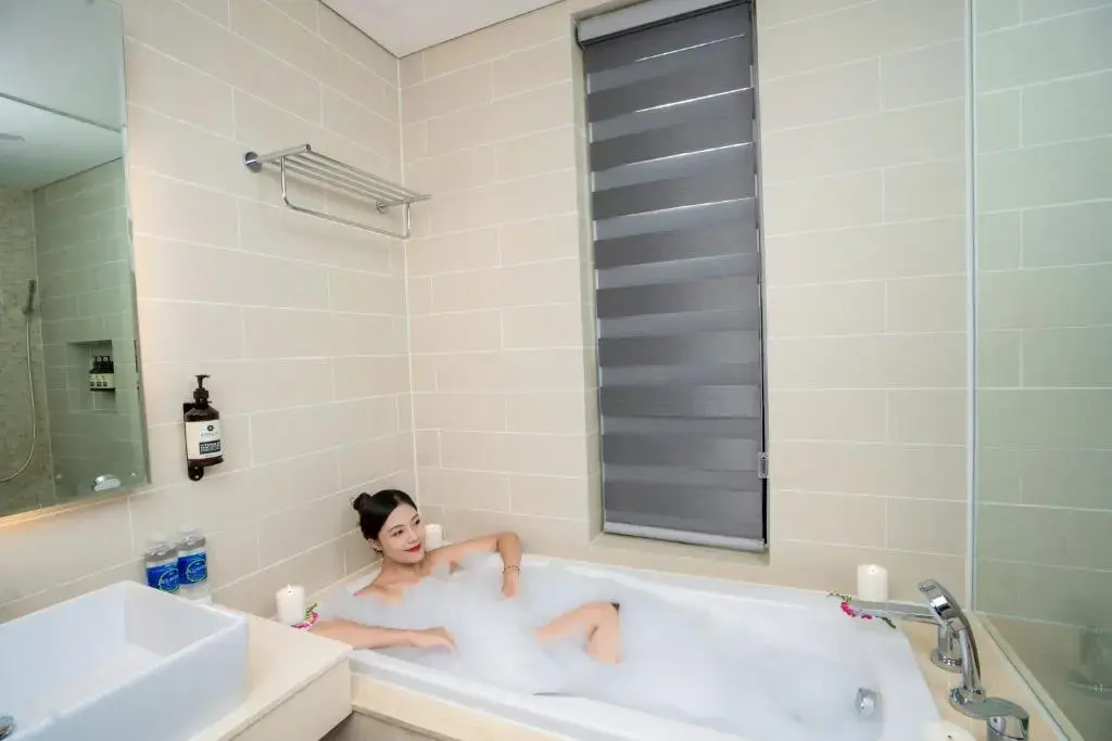 Khách sạn Wyndham Sky Lake Resort & Villas Hà Nội
