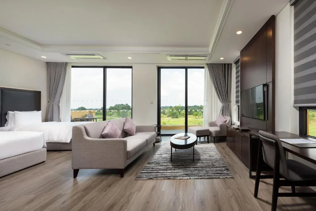 Khách sạn Wyndham Sky Lake Resort & Villas Hà Nội
