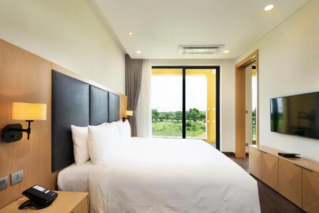Khách sạn Wyndham Sky Lake Resort & Villas Hà Nội