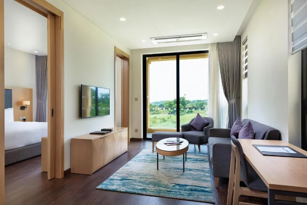 Khách sạn Wyndham Sky Lake Resort & Villas Hà Nội