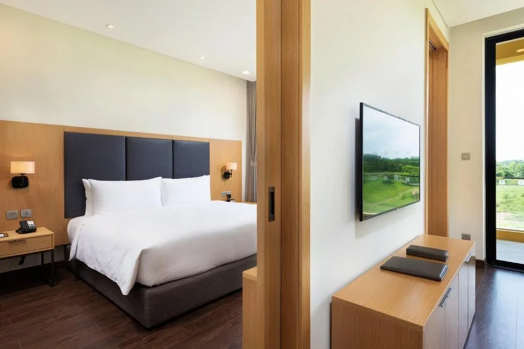 Khách sạn Wyndham Sky Lake Resort & Villas Hà Nội